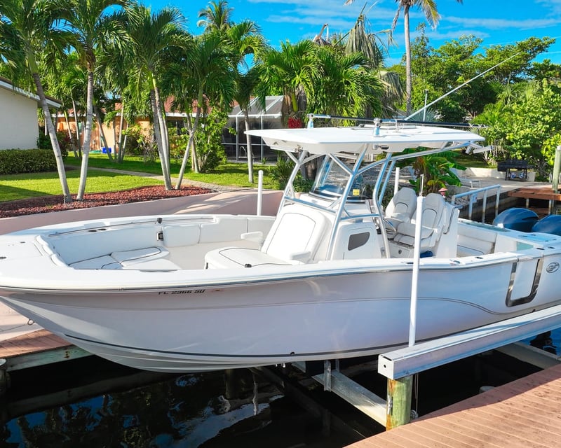 29' 600 HP Boat Rental in Cape Coral