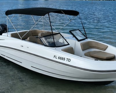 Private VR6 Boat Tour for Up to 6 in Miami Bay