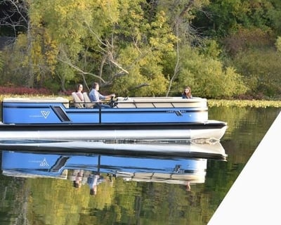 25' Tritoon Boat Rental on Lake Grapevine