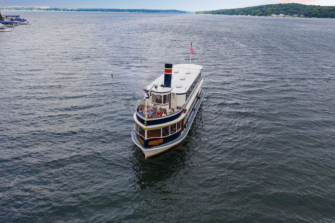 Scenic 2Hr Lake Geneva Cruise & History Tour