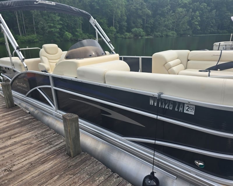 115 HP Pontoon Boat Rental in Spotsylvania