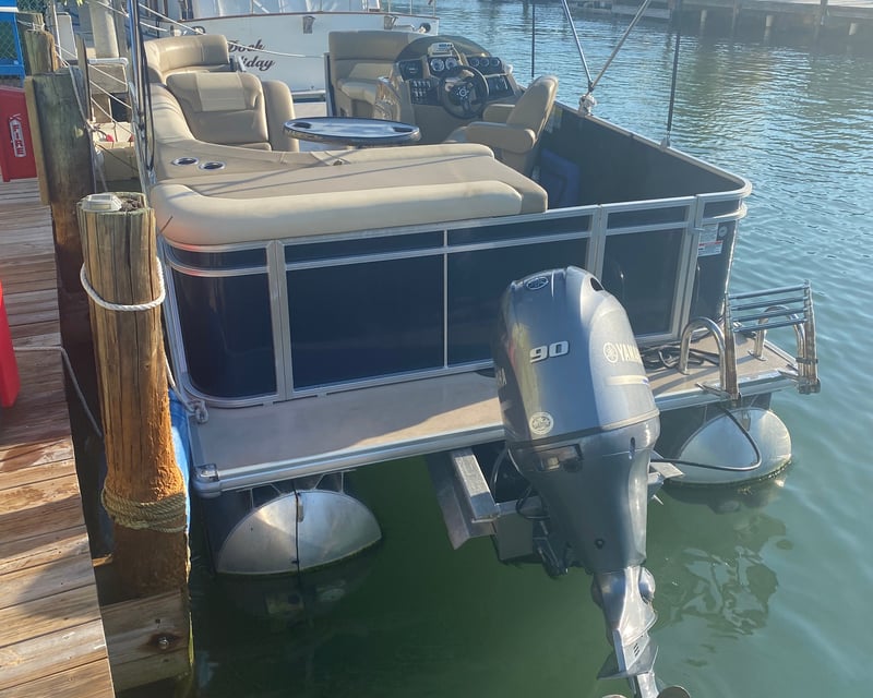22' Pontoon Boat Rental in Marathon