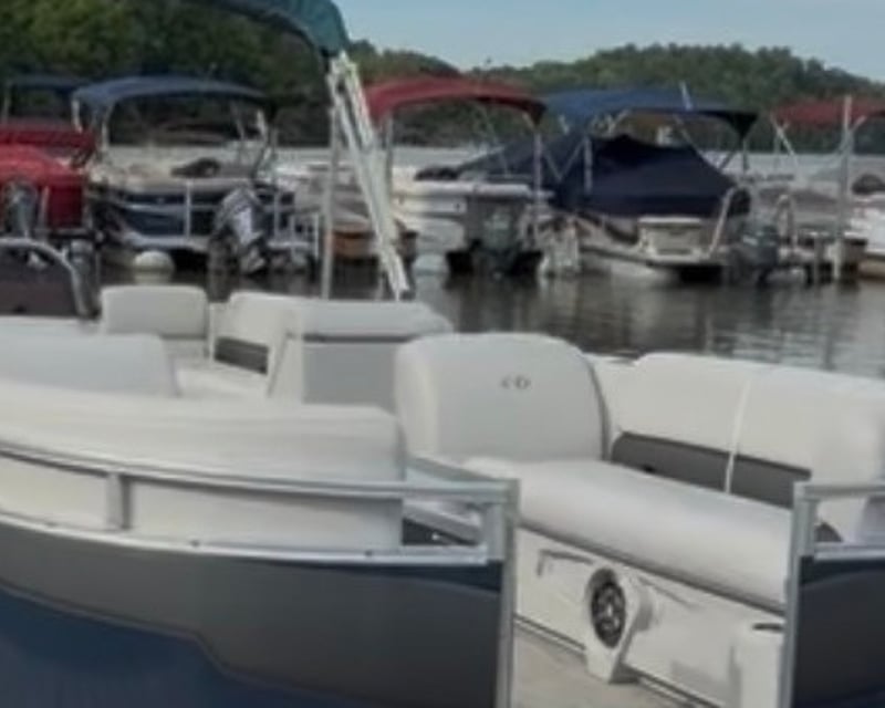 23' Pontoon Boat Rental on Lake Hickory