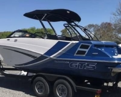 24' Deck Boat Rental in Leland