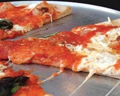 Explore Brooklyn Pizza on a 4.5-Hour Guided Tour