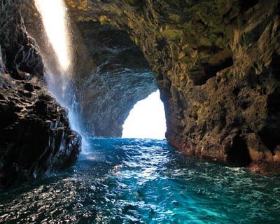 Explore Nā Pali Coast Sea Caves by Raft in Kauaʻi