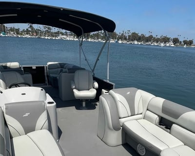 Coronado 25' Tritoon Boat Rental