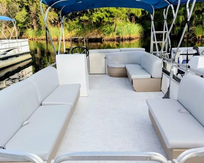 21' Pontoon Boat Rental in Homosassa Springs