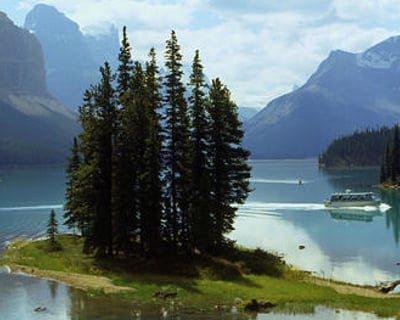 Cruise to Spirit Island on Maligne Lake From Jasper