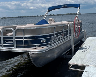 7-Hour Pontoon Boat Rental in Okauchee