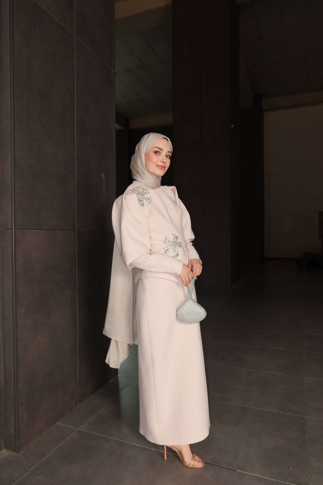 Velora Kasnak Detaylı Elbise - Ekru