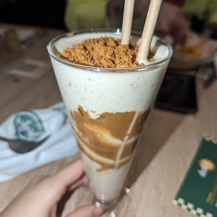 photo of Neat Burger Milano | Merlata Bloom shake caramel biscoff crunch shared by @irenesorti on  01 Jan 2024 - review