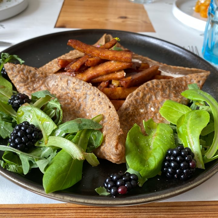 photo of Nativa Ristorante Crêpe di grano saraceno al profumo di resina di pino di Aleppo ripiena di ricotta di mandorle all'aglio orsino, tempeh di ceci croccante, albicocca grigliata, insalatina e mayo alla lavanda shared by @oceanideserti on  15 Dec 2024 - review