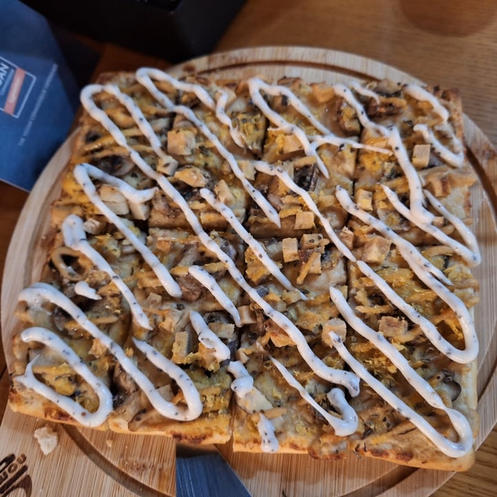 photo of nomVnom Bistro Cheezy Tempeh Pizza shared by @veganspicegirl on  27 Apr 2024 - review