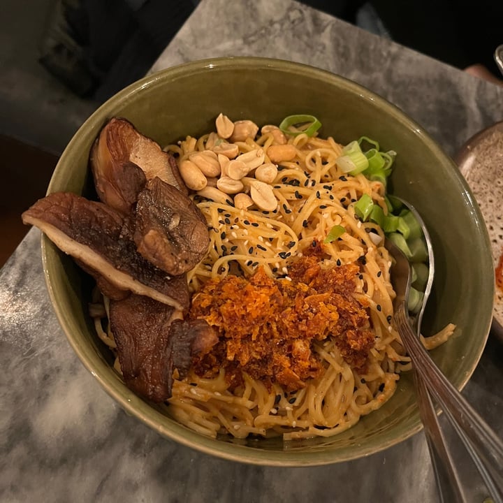 photo of Espécie - Restaurante Vegetariano Noodles With Shiitake And Peanut Sauce shared by @moonface on  09 Dec 2024 - review