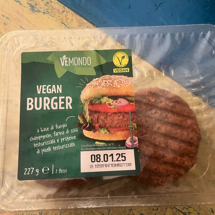 photo of Vemondo vegan burger a base di funghi, farina di soia testurizzata e proteine di piselli testurizzate shared by @veggysfreggy on  06 Jan 2025 - review
