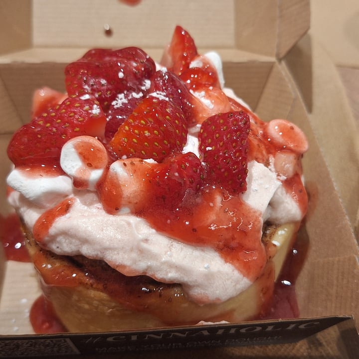photo of Cinnaholic Strawberry Fields Roll shared by @woodduck on  18 May 2025 - review