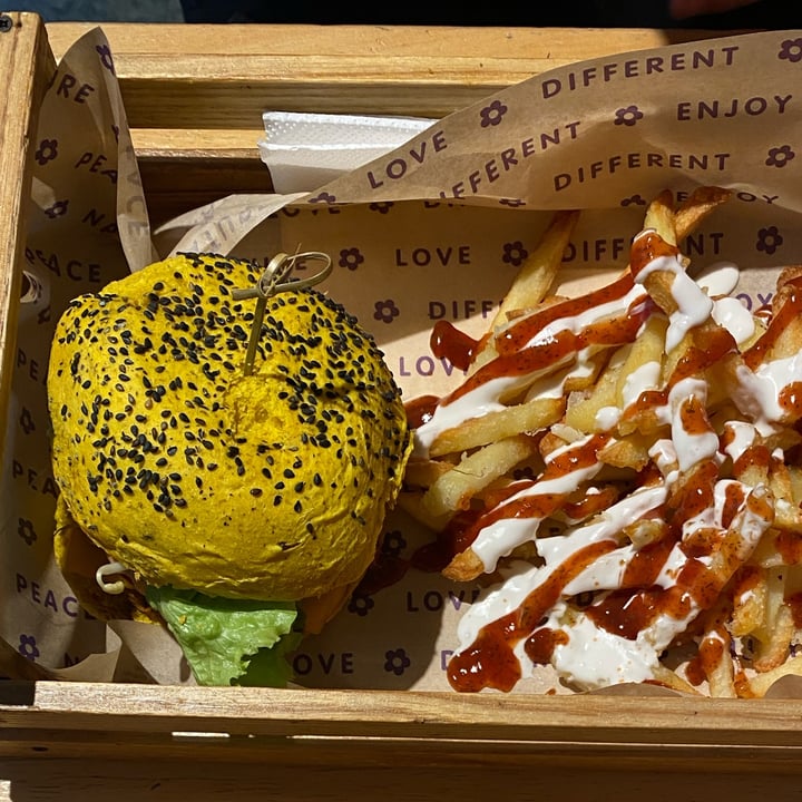 photo of Flower Burger Cherry Bomb shared by @andrateodorescu on  12 Mar 2025 - review