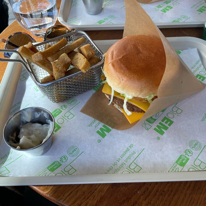 photo of Veganil Formule Falafurger Plus shared by @trentmorton on  03 Apr 2025 - review