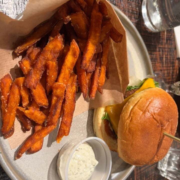 photo of Ellis Gourmet Burger - Ghent Beyond Burger shared by @acilegna on  25 Aug 2025 - review