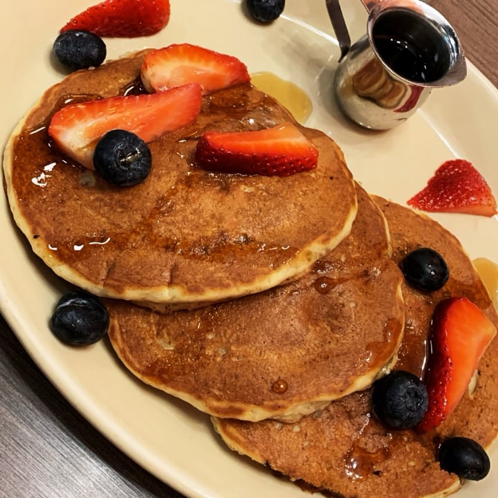 photo of Snooze, an A.M. Eatery Vegan banana bliss pancakes shared by @sandyna on  13 May 2024 - review