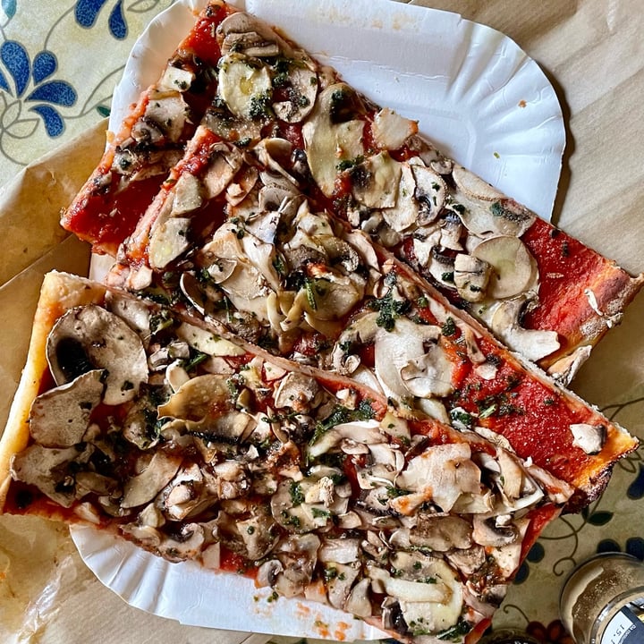 photo of Pizzeria Monnalisa Pizza rossa con i funghi shared by @antonellaboschi on  21 Apr 2024 - review