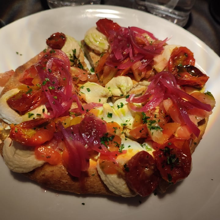 photo of 100% BIO Pizzotta hummus, pomodorini confit e cipolla agrodolce shared by @danone on  03 Apr 2024 - review