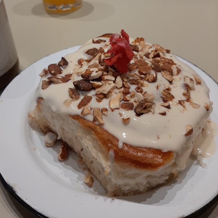 photo of Afán en la Cuadra Roll De Canela Con Frosting Y Almendras shared by @adiloretto on  30 Jan 2024 - review