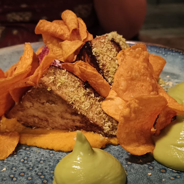 photo of Romeow Cat Bistrot Tofu fatto in casa su crema di avocado, chips e purea di patata dolce agrumata al bergamotto shared by @andydesa on  04 Aug 2024 - review