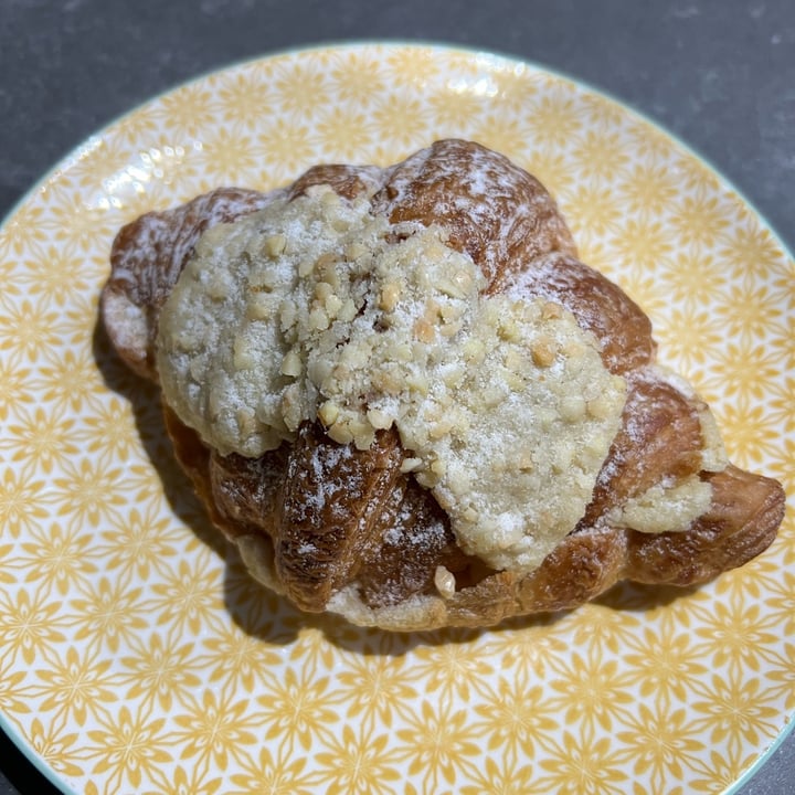 photo of WAVE Almond Croissant shared by @jadinecmay on  10 Feb 2024 - review