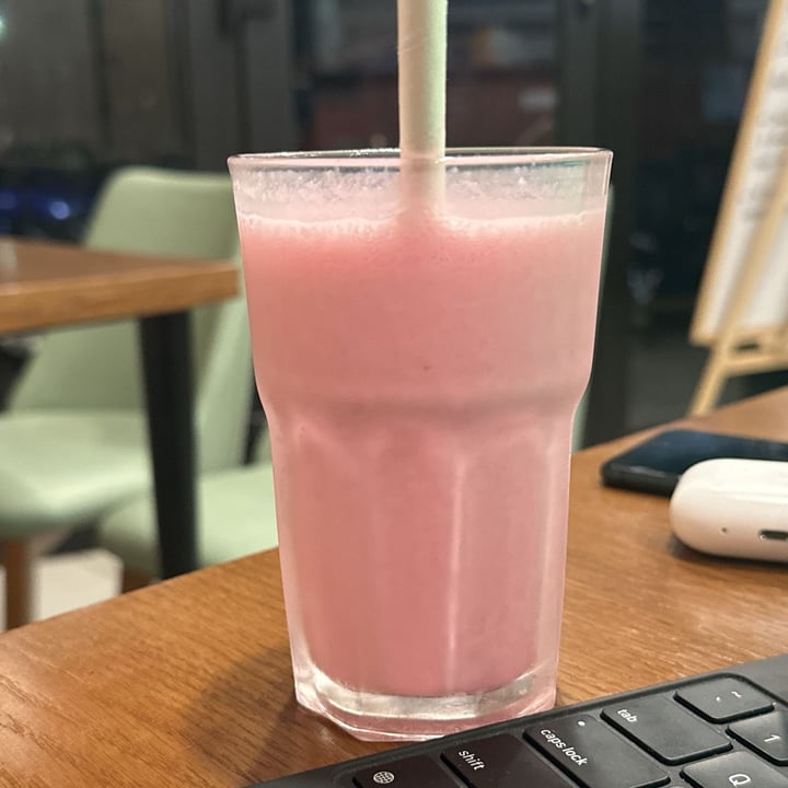 photo of Rollin' Plantz strawberry shake shared by @arjun04 on  28 Sep 2024 - review