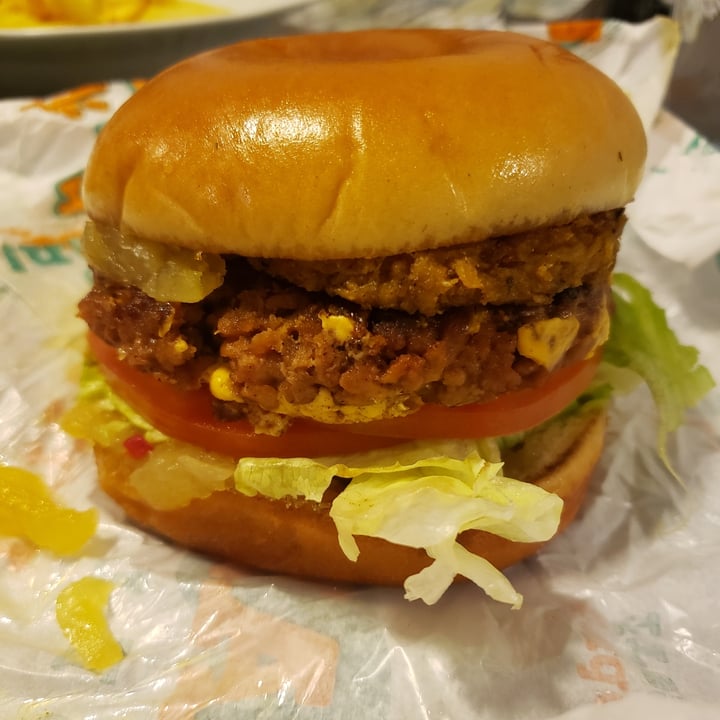 photo of Master Veggie Tropical Burguer shared by @nalunutriveg on  24 Sep 2023 - review