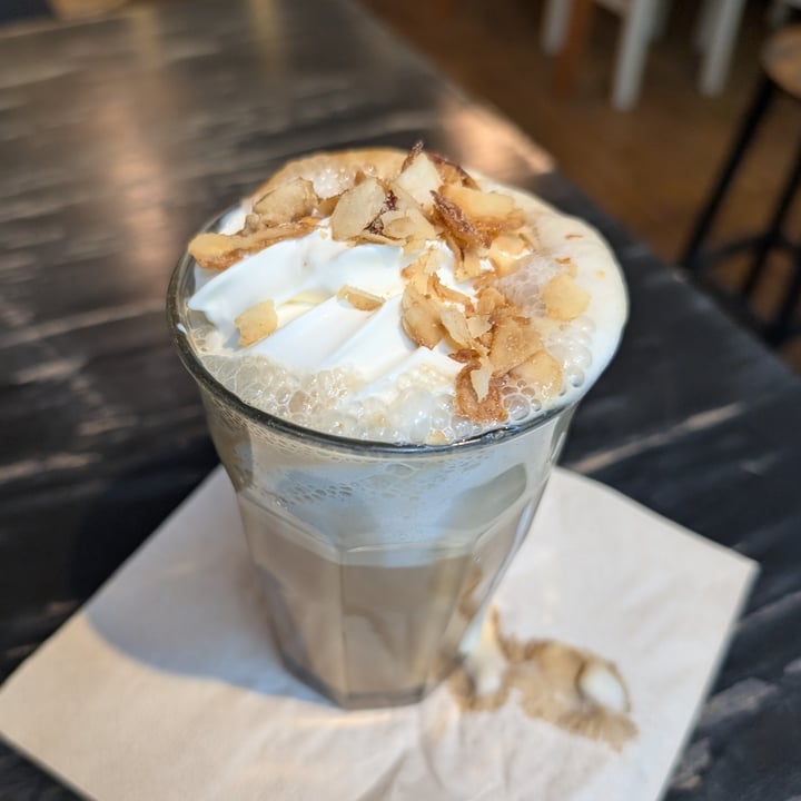 photo of Hempies - veganes Bistro Bienenstich Latté shared by @punilu on  09 Sep 2025 - review