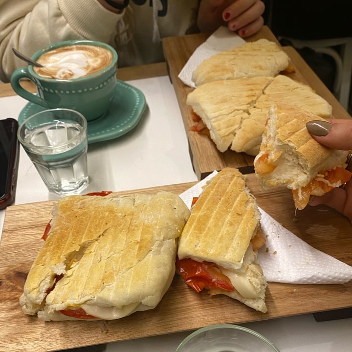photo of Serendipity Market and Kitchen sandwiches de tomate y queso vegan shared by @orneherrera on  13 Aug 2025 - review