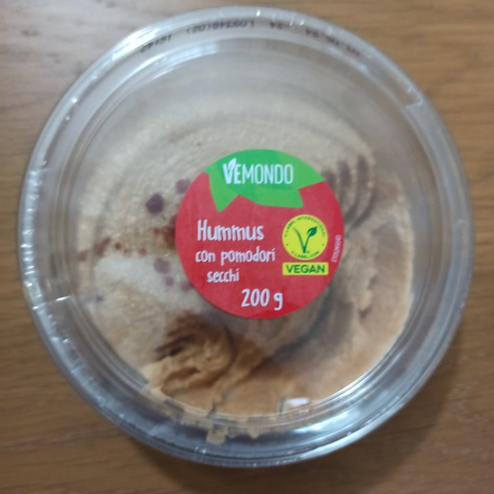 photo of Vemondo hummus con pomodori secchi shared by @elisae on  28 Apr 2024 - review