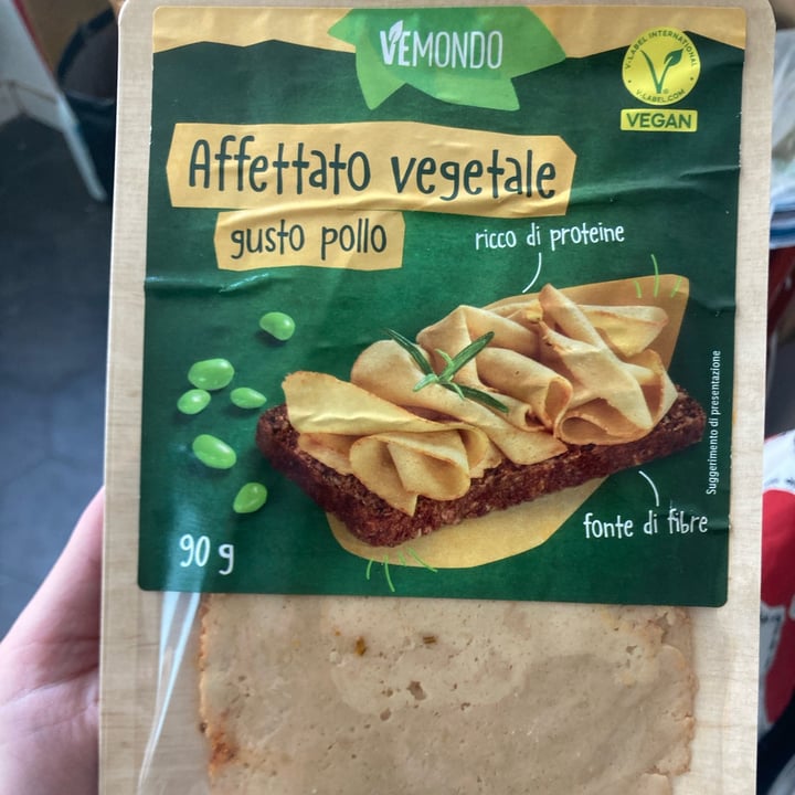 photo of Vemondo  affettato vegetale gusto pollo shared by @tobie on  30 Dec 2023 - review