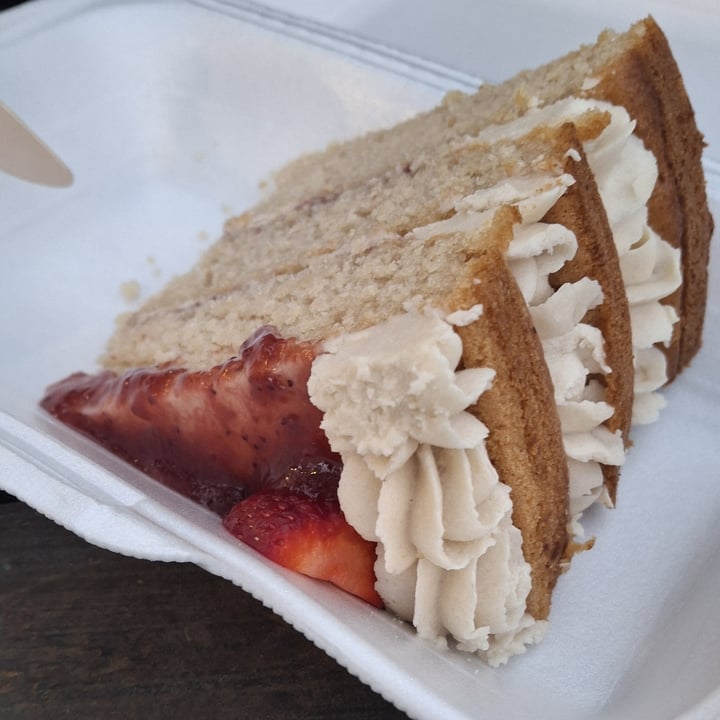 photo of Fernanda's Vegan Bakes Strawberry cake shared by @udeshs on  08 Nov 2024 - review