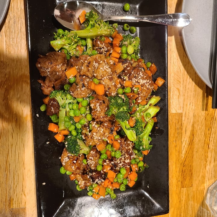 photo of Blossom Vegetarian Restaurant Sesame Beef shared by @sofihuasteca on  09 Jan 2024 - review