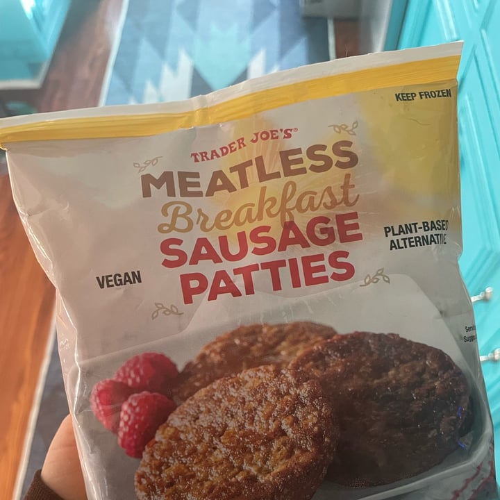 photo of Trader Joe's Meatless Breakfast Sausage Patties shared by @clarendiee on  15 Dec 2023 - review