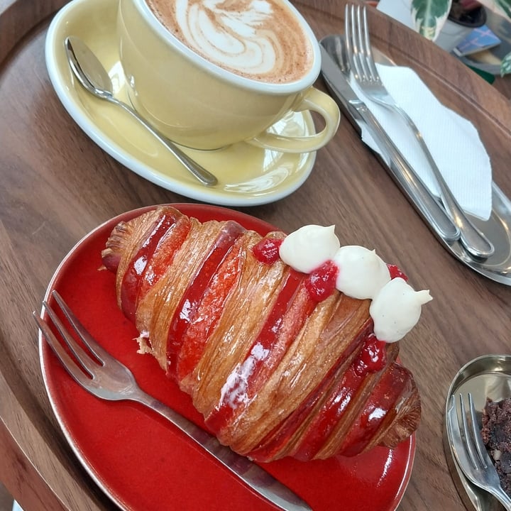 photo of Medialuna Valpo Croissant frambuesa shared by @pauluna on  07 Jul 2025 - review