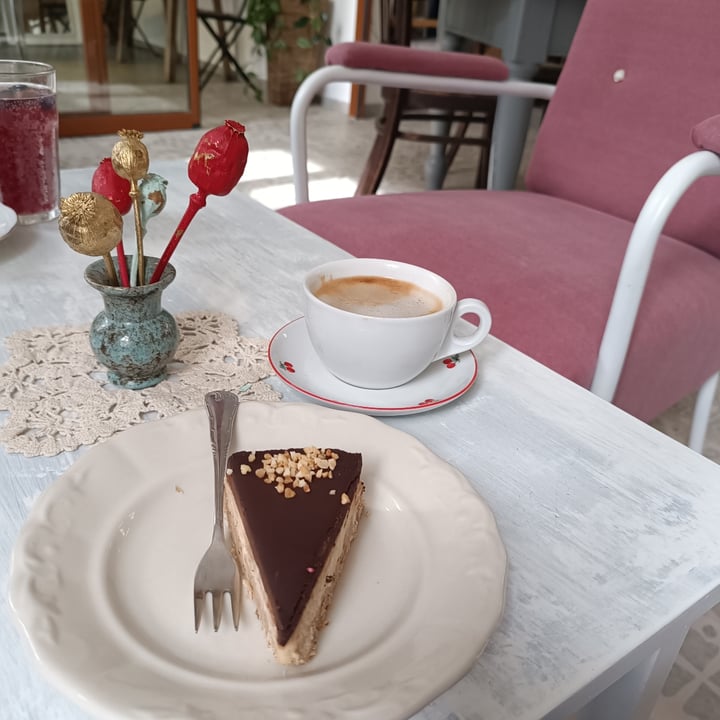 photo of CsÍZműhely Snickers cake shared by @flowvegan on  12 Jun 2024 - review