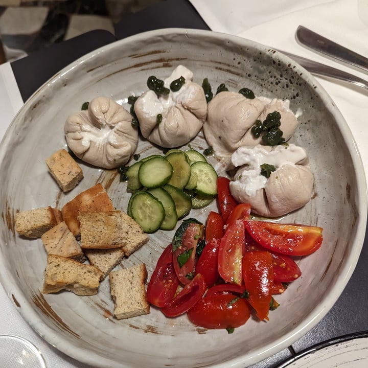 photo of La Colubrina Burrata crudista con pomodoro pizzutello, cetrioli, caviale di basilico e focaccia di lenticchie shared by @irenesorti on  12 Sep 2023 - review