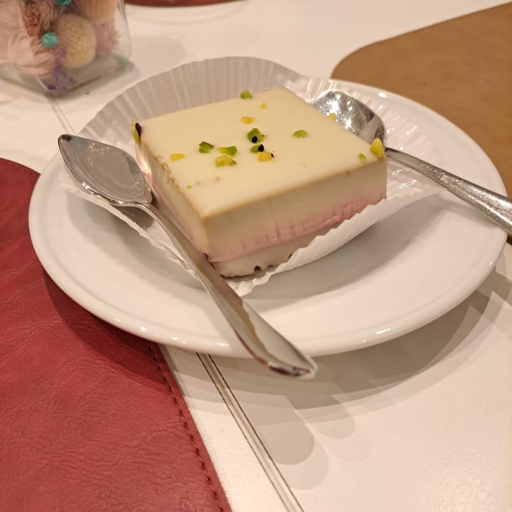 photo of OV.ER pizzeria Tortino Pistacchio E Lampone shared by @ilariaraffa on  09 Mar 2024 - review