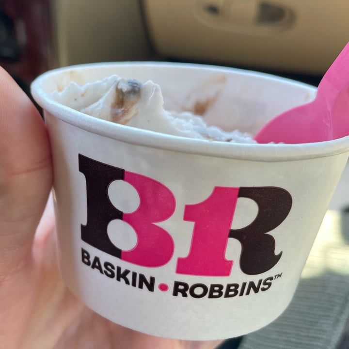 photo of Baskin-Robbins Non-dairy Mint Chocolate Chunk shared by @sarahthebrat on  30 Mar 2024 - review