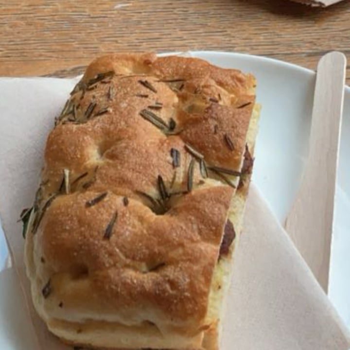 photo of Starbucks Coffee No’ Beef & Red Onion Focaccia shared by @iluvanimals on  29 Nov 2023 - review