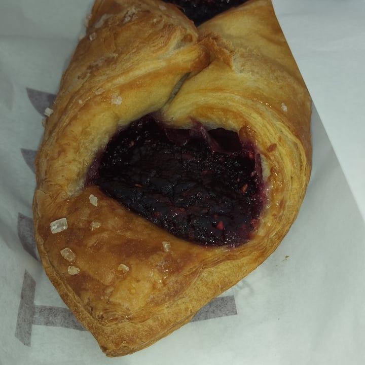 photo of Pret A Manger Very Berry Croissant shared by @sunmoony on  07 Feb 2024 - review