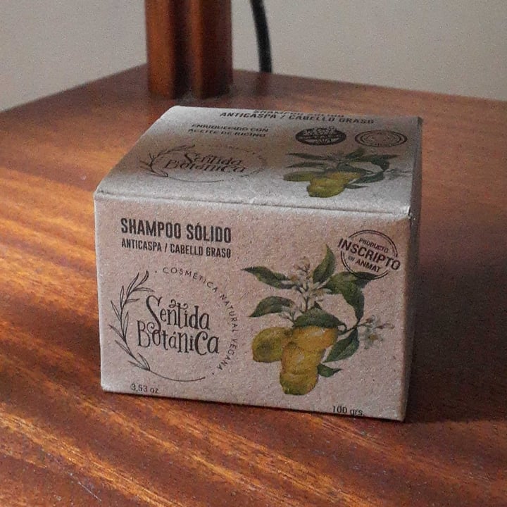 photo of Sentida Botánica Shampoo Sólido Anticaspa/Cabello Graso shared by @emiantiespecista on  17 Oct 2023 - review