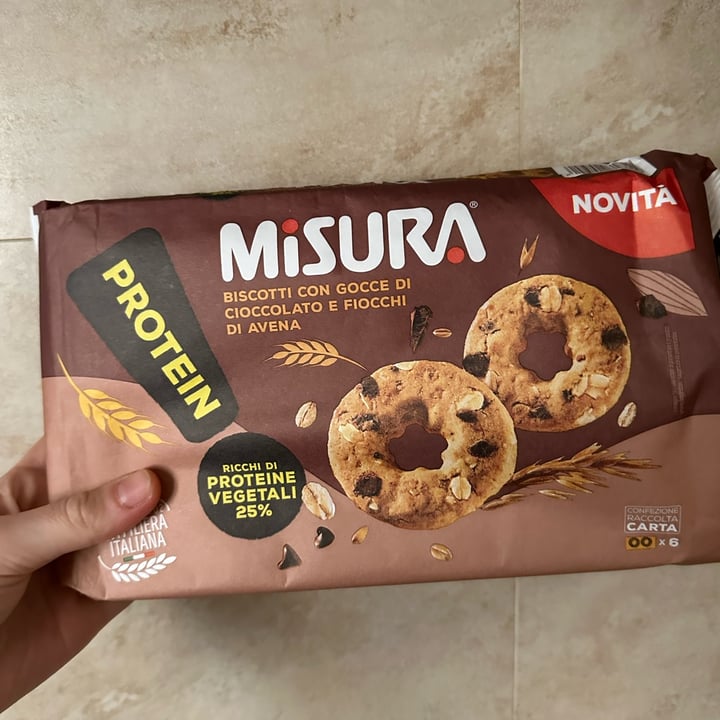 photo of Misura biscotti Protein con gocce cioccolato e fiocchi di avena shared by @silviacomensoli on  09 Aug 2024 - review