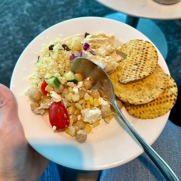 photo of Air Canada Maple Leaf Lounge Buffet shared by @leratonsaveur on  31 Jul 2025 - review