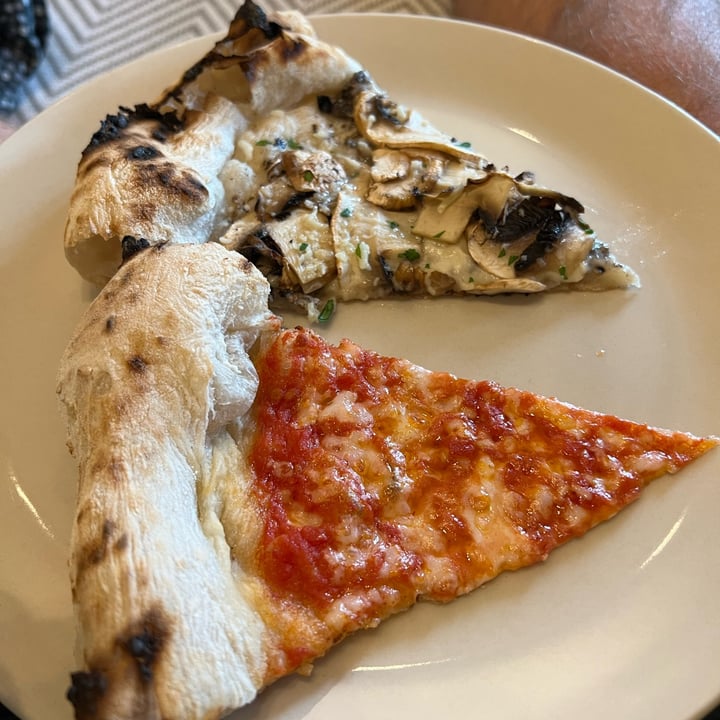 photo of Gusta Sourdough Pizza Co. Margherita (Vegan) shared by @theblobbyvegan on  14 Sep 2023 - review